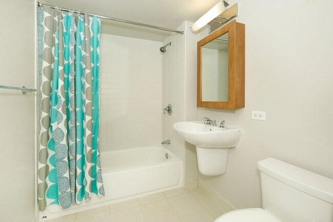 Building Photo - Clean & Comfortable!