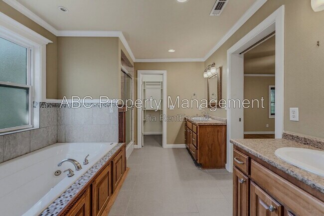 Building Photo - 911 Eicher Ave