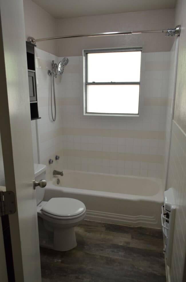 Building Photo - 1008 S 9th St