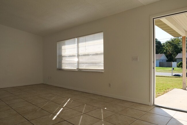 Building Photo - Spacious 4/2 home with 2 car garage Availa...