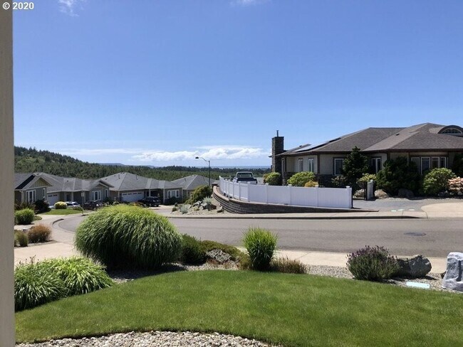 Building Photo - Amazing Bay View 3 bed/3 bath in Coos Bay
