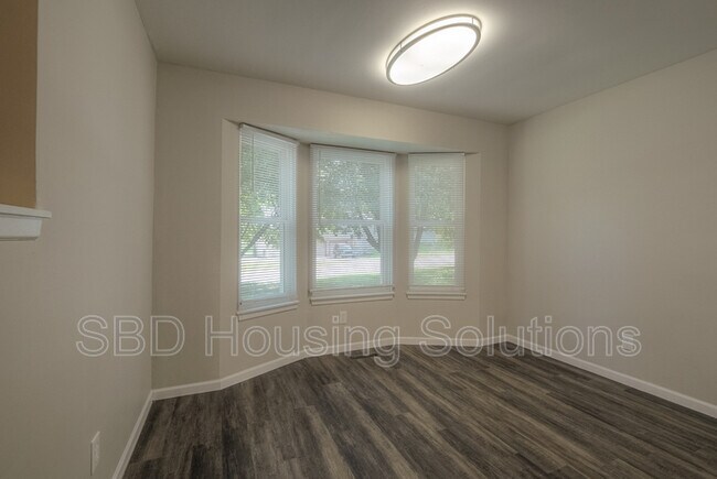 Building Photo - 613 NE 114th Terrace