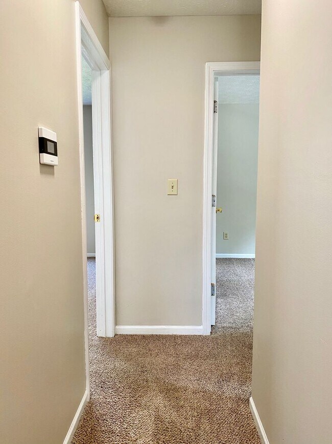 Building Photo - COMING SOON!! Great 3 Bedroom 2 Bathroom R...