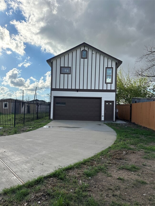 Building Photo - 8321 Coma St