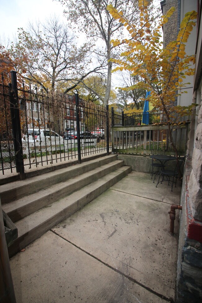 Building Photo - 1408 N Maplewood Ave