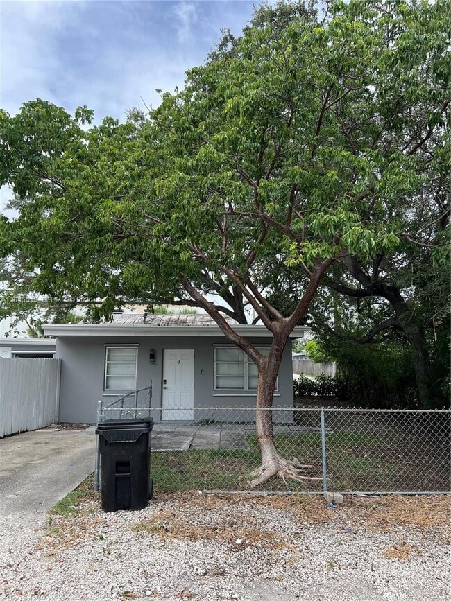 Building Photo - 325 SW 14th Ct