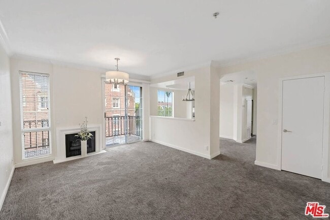 Building Photo - 585 N Rossmore Ave