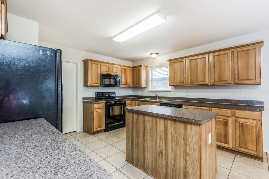 Building Photo - 1101 Marcia Ln