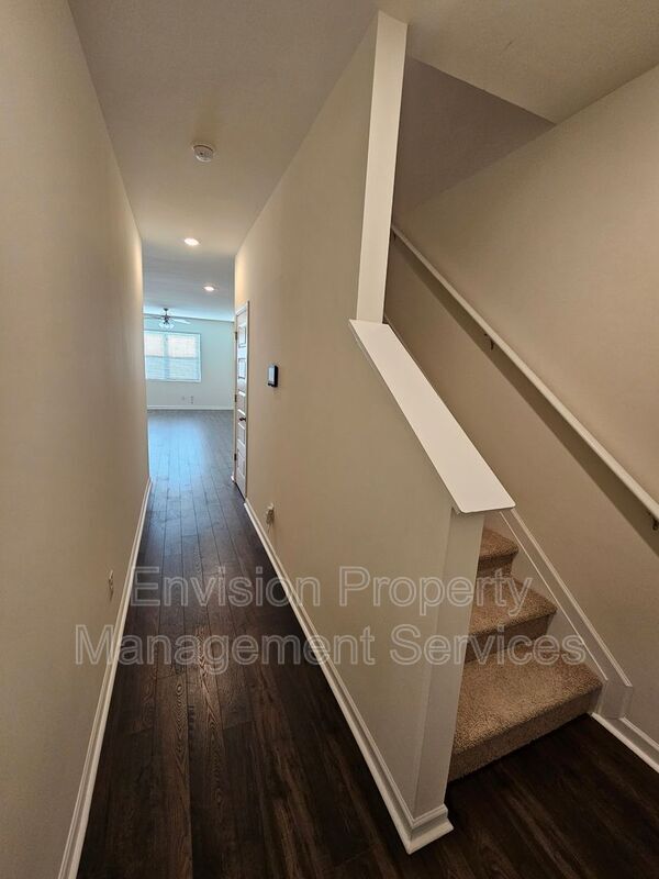 Building Photo - 611 Dairy Dr