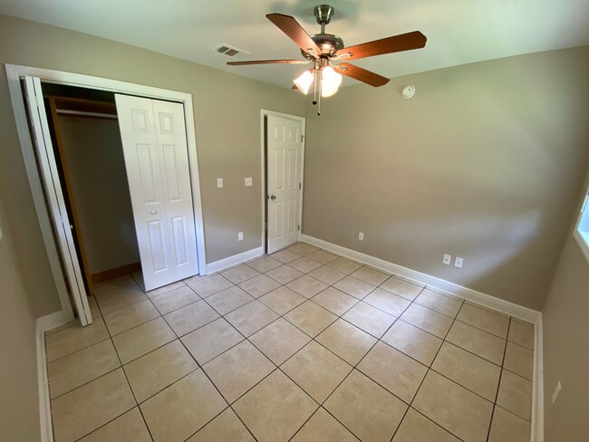 Building Photo - 2/1 Duplex off N. Monroe