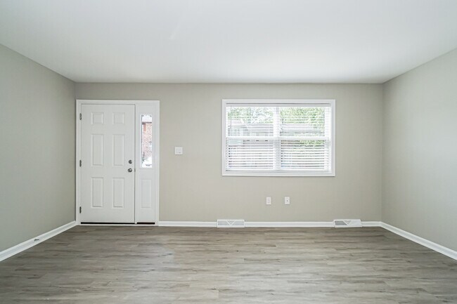 Building Photo - 6 Jamestown Ct