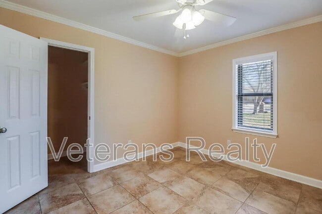 Building Photo - 2135 Baywood Dr