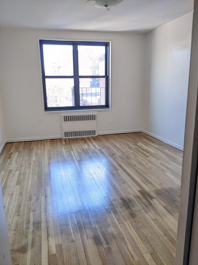 2nd bedroom - 6384 Saunders St