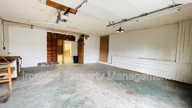 Building Photo - 1210 Farmington Ave
