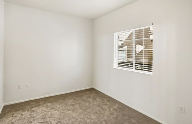 Building Photo - 4 Bed and 4 Bath Townhome In Gated North Las Vegas Community