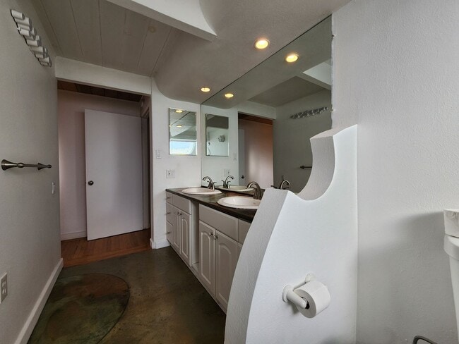 Building Photo - 2015 Cummings Dr