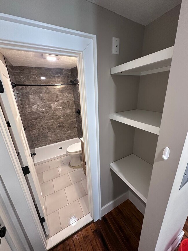 Building Photo - Village of Manlius 1 bedroom/ 1 full bathroom Apt. Sign a lease and pay $1,000 for the month of J...