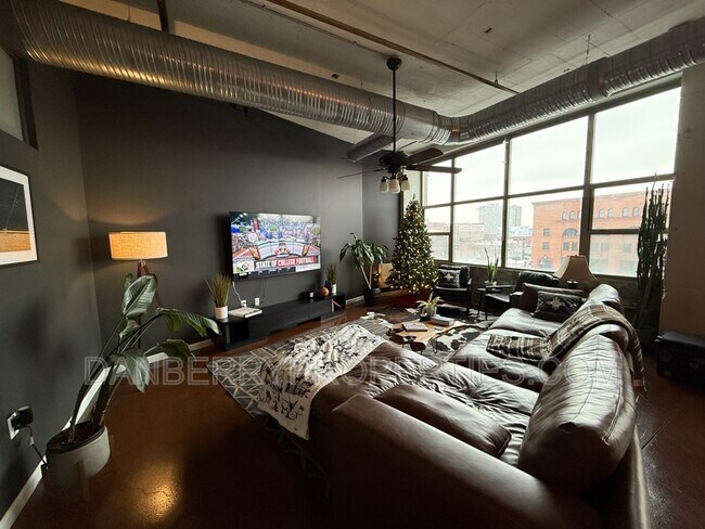 Building Photo - 745 Washington St