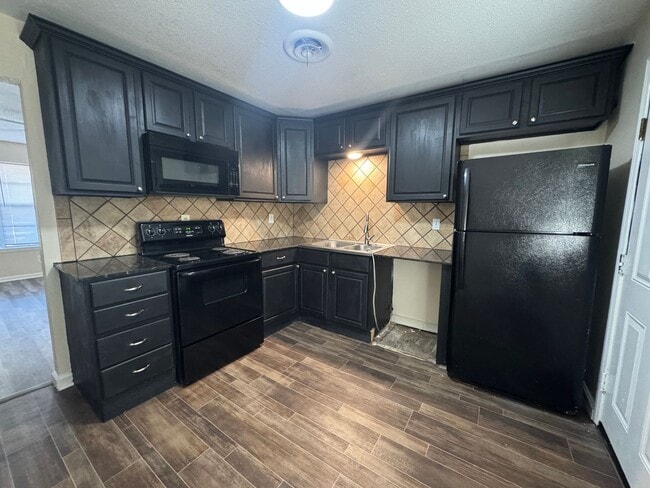 Building Photo - 2328 NW 46th- AVAILABLE NOW!