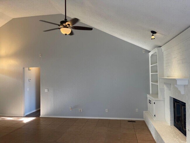 Building Photo - Completely remodeled and ready for move in...