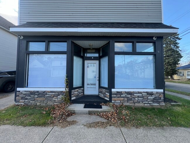 Building Photo - 402 Cascade St