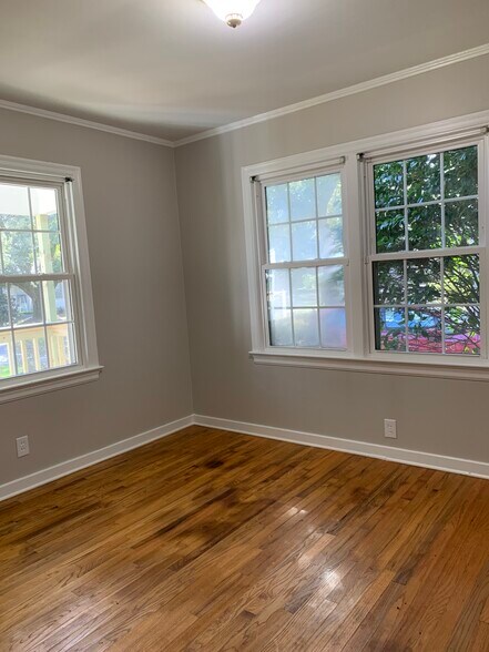 Building Photo - 114 Ellinor St