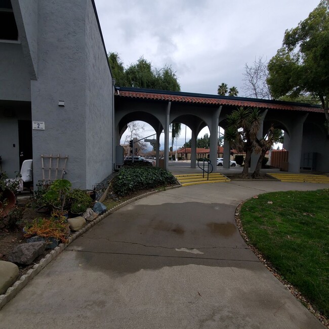 Building Photo - Remodeled 2bd/1ba 2 Story Condo Near Heart...