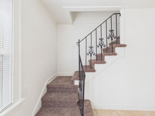 Building Photo - Adorable 3 Bedroom Home in Sunset Addition!