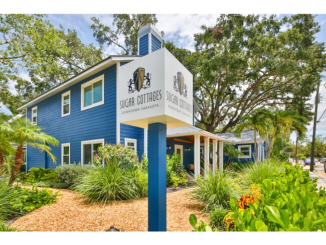 Building Photo - Renovated 1/1 Apartment in Downtown Sarasota