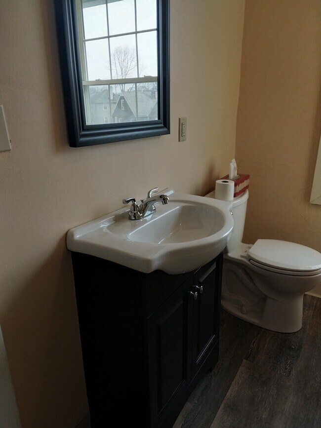 Building Photo - 3BR End-Unit Townhome Available!