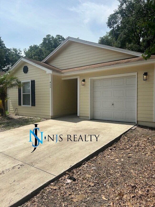 Building Photo - GORGEOUS 3/2 1200 sq ft home with FRESH PA...