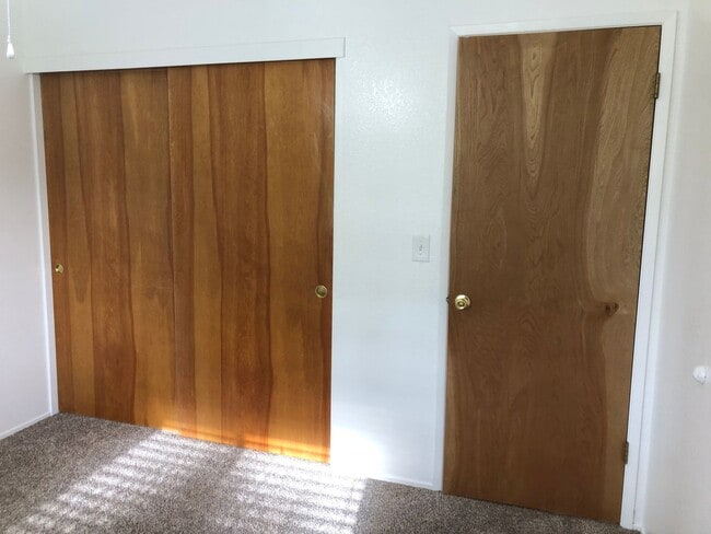 Building Photo - 3-Bed, 2-Bath Single-Family Home (Lease as...