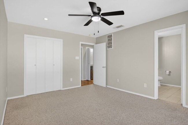 Building Photo - 4616 W Lovers Ln