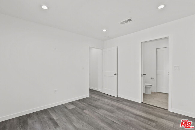 Building Photo - 519 N Martel Ave