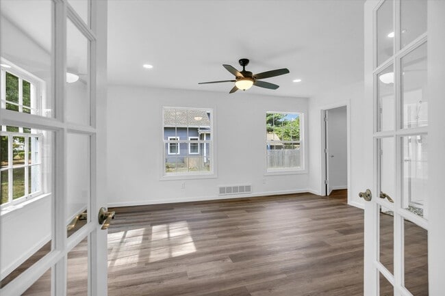 Building Photo - 1212 W Healey St