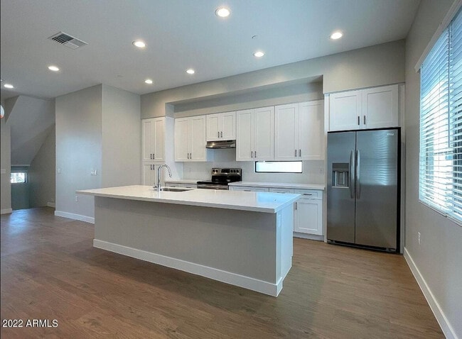 Building Photo - 3215 E Flower St