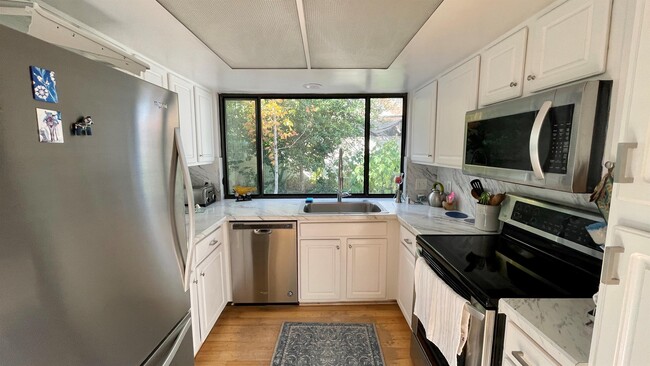 Building Photo - 2437 Burgundy Ct