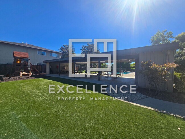 Building Photo - 2/1.5 Condo in 4plex, Granite Counters, LVT, 1 Car Garage, Community Pool and Laundry