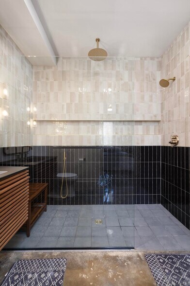 Building Photo - 18 Bank St