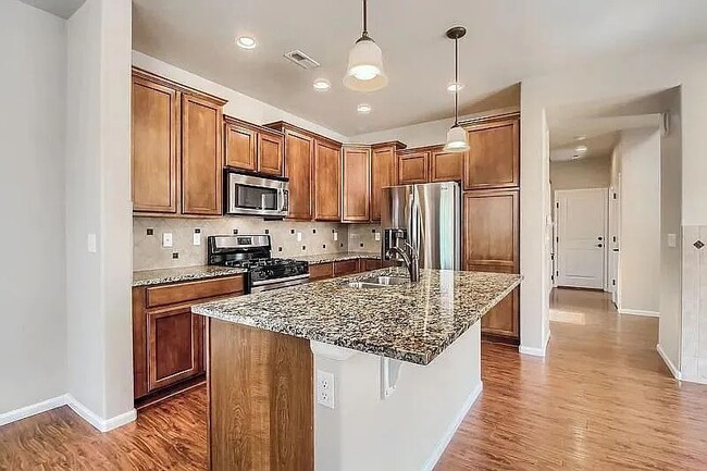 Building Photo - Beautiful 3 bedroom townhouse