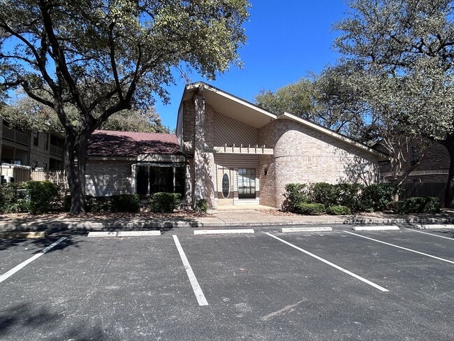 Building Photo - Charming 2BR Condo with Vaulted Ceilings, Fireplace & Pool Access