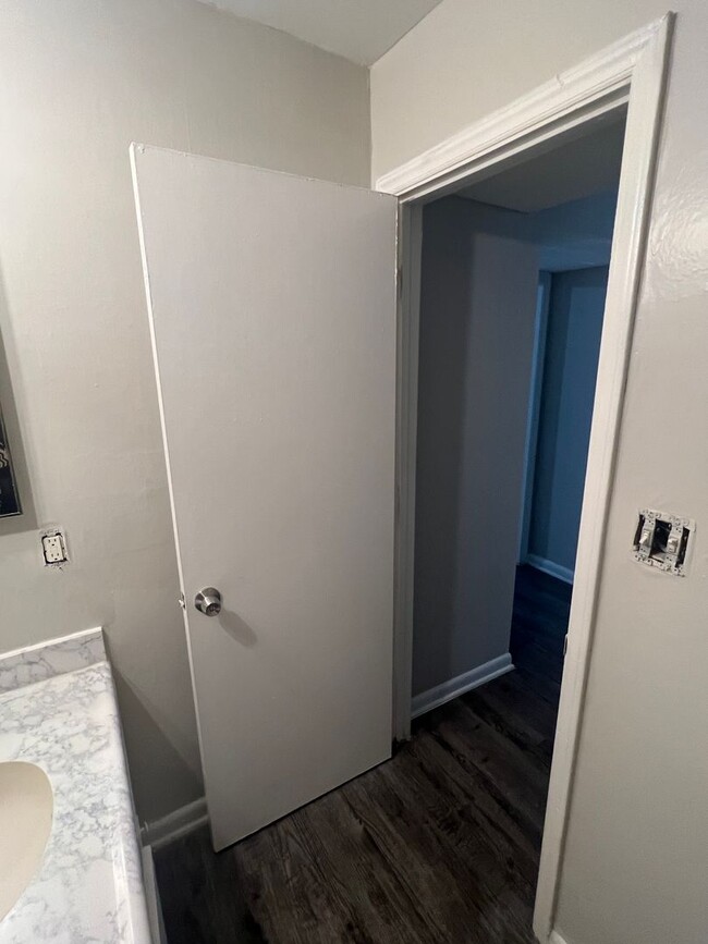 Building Photo - 1bed/1bath condo, 1st floor 758 sqft for o...