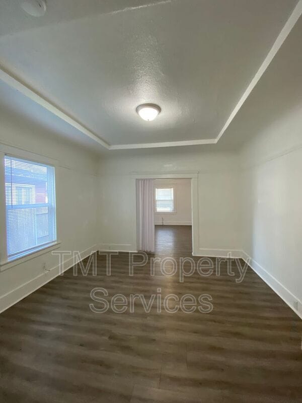 Building Photo - 202-208 W Oak Street