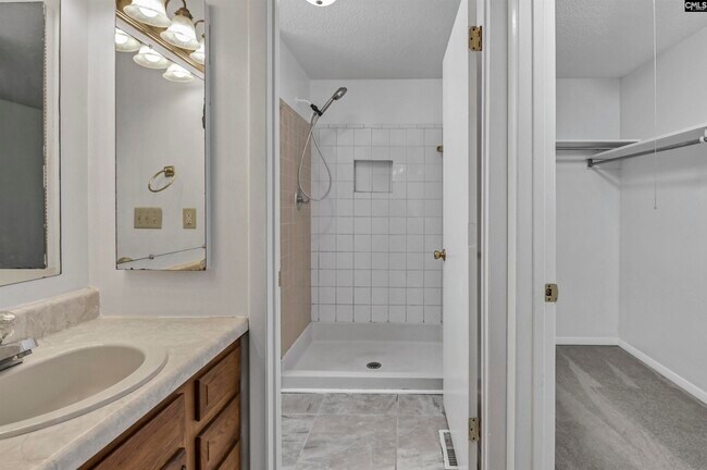 Building Photo - 220 N Donar Dr