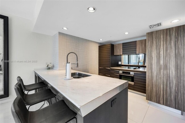Building Photo - 200 Biscayne Blvd Way