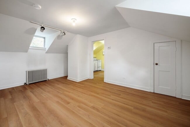 Building Photo - Quaint 1 Bedroom/1 Bathroom Cottage Style Apartment in Richmond ***Available NOW***