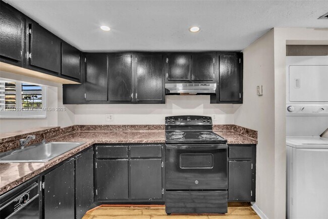 Building Photo - 6575 W Oakland Park Blvd