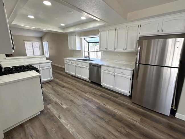 Building Photo - 13635 Elm St