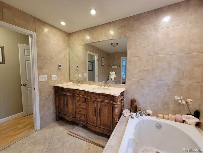 Building Photo - 18311 Norwich Rd