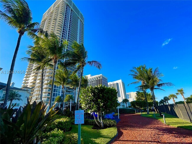 Building Photo - 4775 Collins Ave